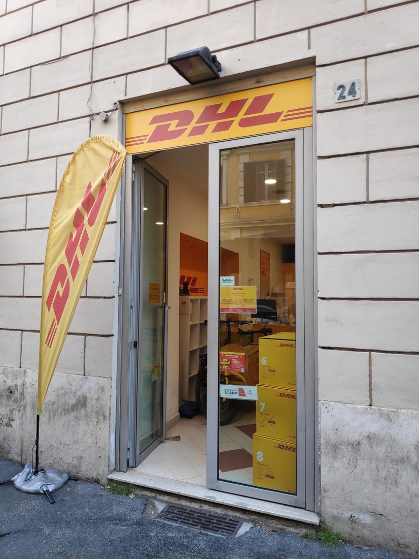 Entrance of the DHL Store at Via Silla 24